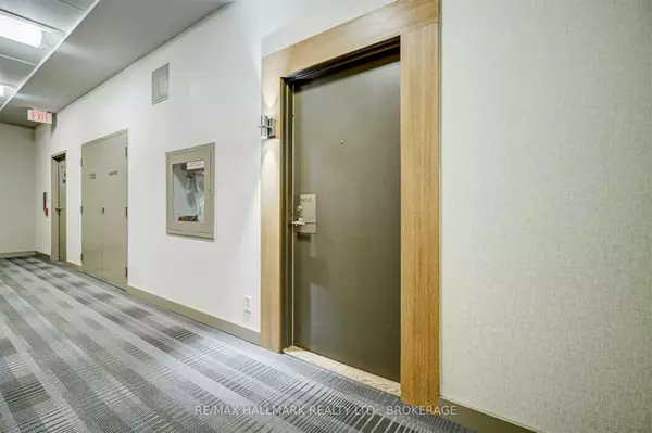 Toronto C01, ON M6K 1W8,5 Hanna AVE #Ph 3