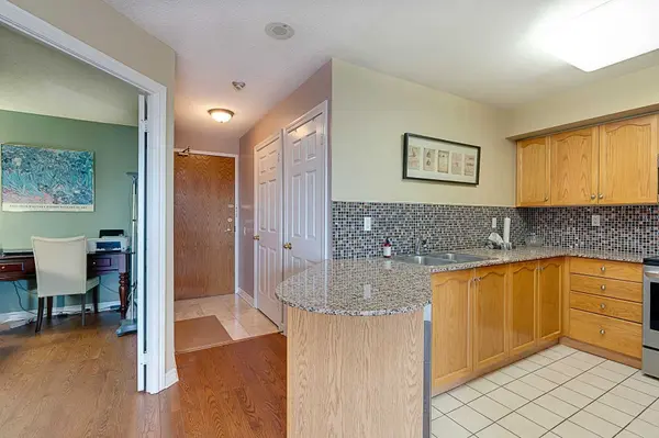 Toronto C13, ON M4A 2X9,1720 Eglinton AVE E #827