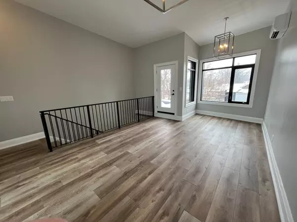 Toronto E02, ON M4E 1T4,1048 Kingston RD