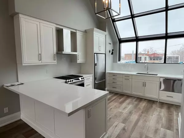 Toronto E02, ON M4E 1T4,1048 Kingston RD