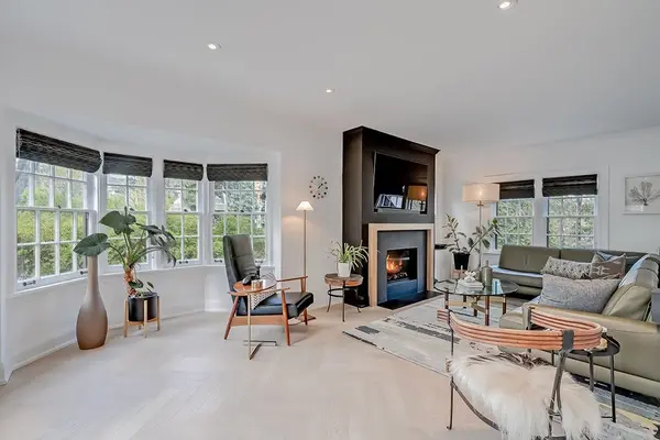 Burlington, ON L7T 3M6,1060 Mohawk RD