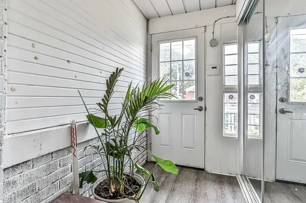 Toronto W06, ON M8W 1R6,75 Fairfield AVE