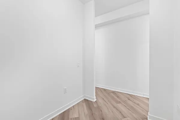 Oakville, ON L6M 5R8,395 Dundas ST W #817