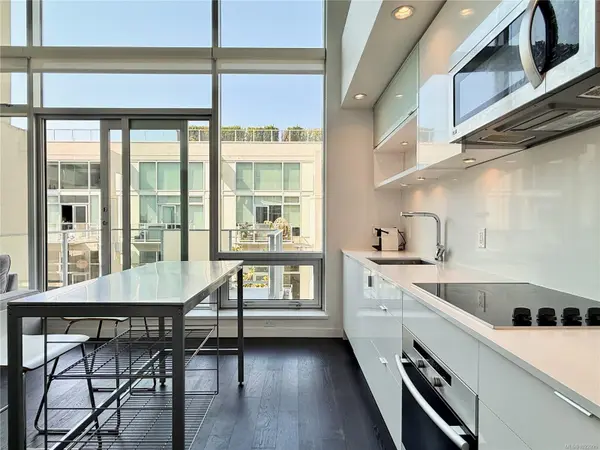 Victoria, BC V8W 0B8,770 Fisgard St #438