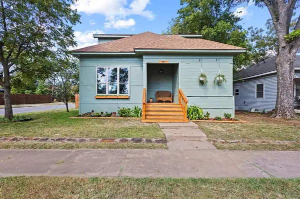 831 W Owing Street, Denison, TX 75020