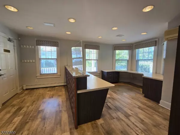 Mendham Boro, NJ 07945,18 E Main St