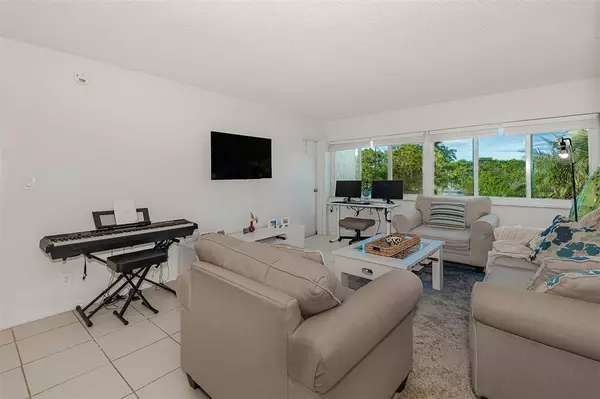 Weston, FL 33326,100 Lakeview Dr #206
