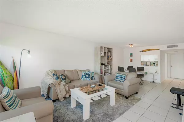 Weston, FL 33326,100 Lakeview Dr #206