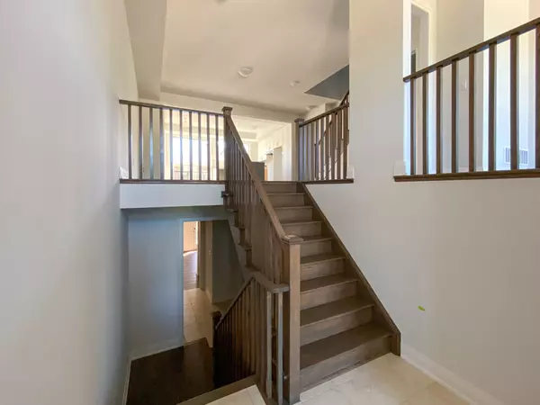 Oakville, ON L6M 5L3,1490 Yellow Rose CIR