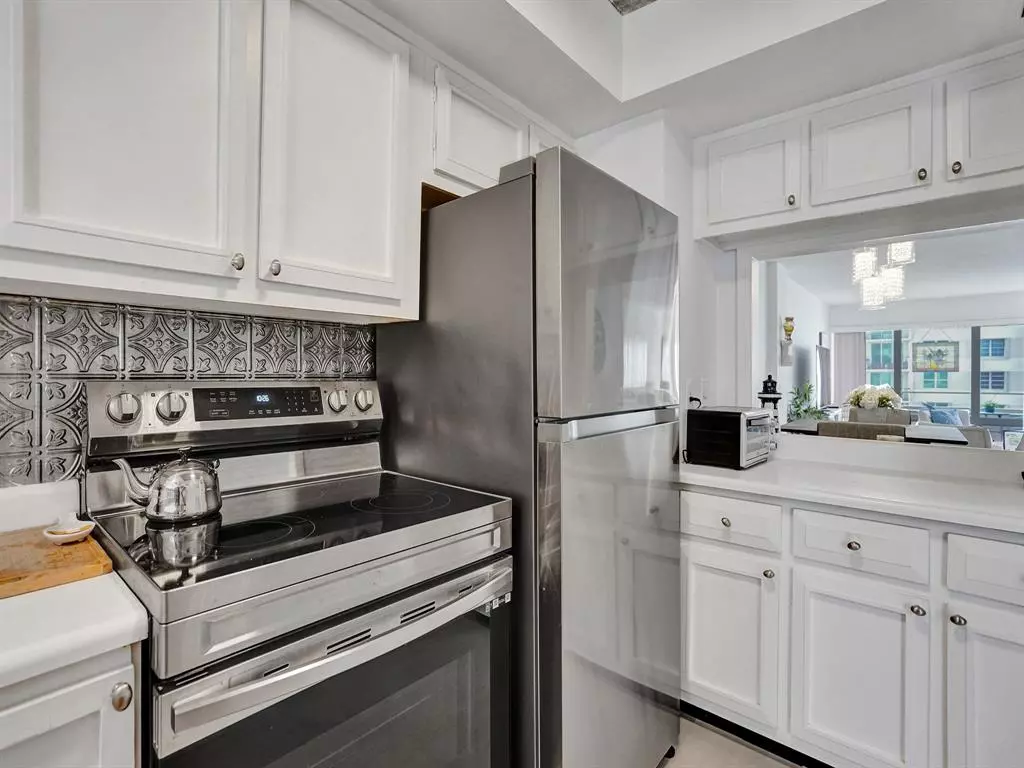 Lauderdale By The Sea, FL 33062,1850 S Ocean Blvd #605