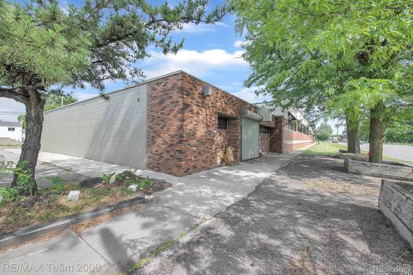 8400 PELHAM RD, Taylor, MI 48180