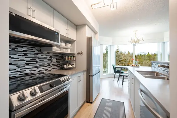 Toronto C02, ON M4V 1Z6,97 Lawton BLVD #202