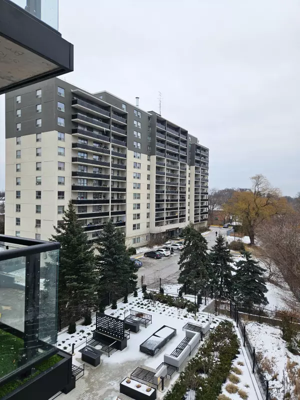 Mississauga, ON L5A 1W4,86 Dundas ST E #320