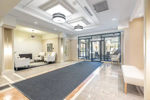 Toronto W08, ON M8X 2Z8,2 Aberfoyle CRES #301