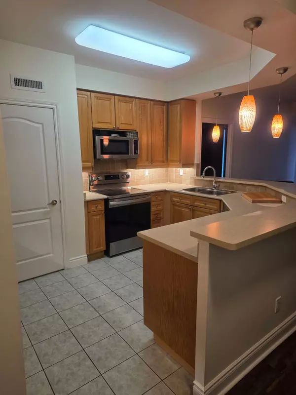 Toronto W08, ON M8X 2Z8,2 Aberfoyle CRES #301