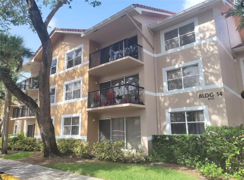 8741 Wiles Rd #305, Coral Springs, FL 33067