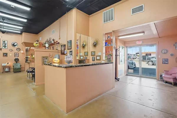 Cleburne, TX 76033,401 S Main Street