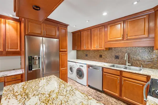 Dallas, TX 75235,5303 Fleetwood Oaks Avenue #178