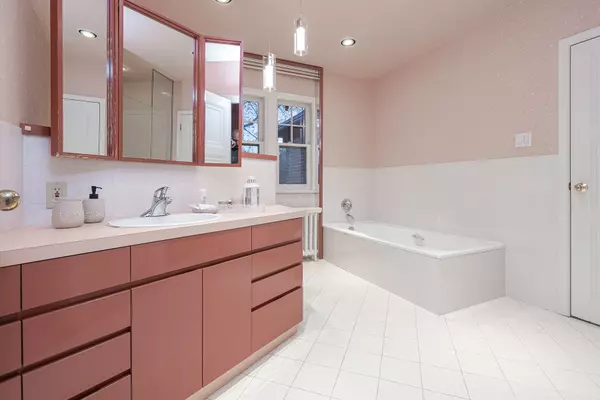 Toronto C03, ON M5P 3E5,408 Rosemary RD