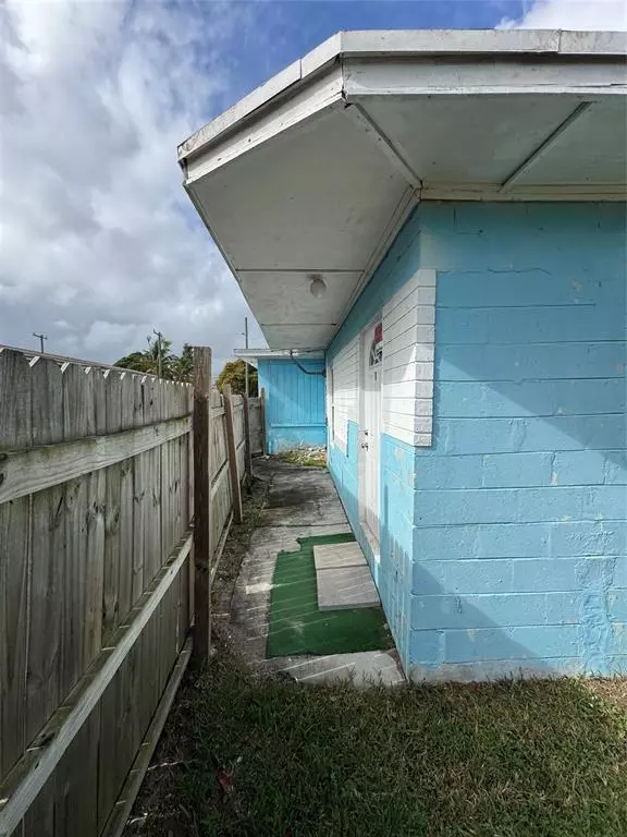 Fort Pierce, FL 34950,812 N 17th St