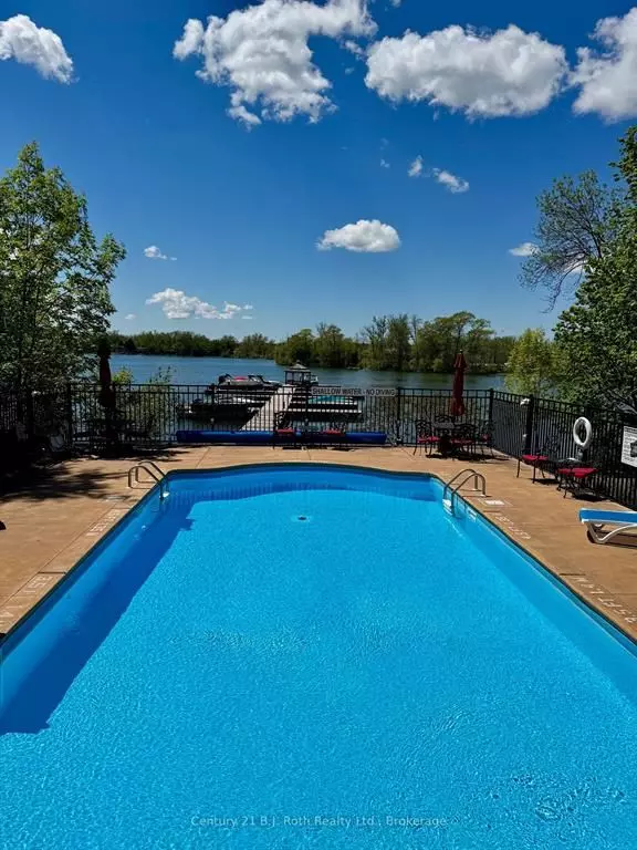 Orillia, ON L3V 8B4,5 Invermara CT #16