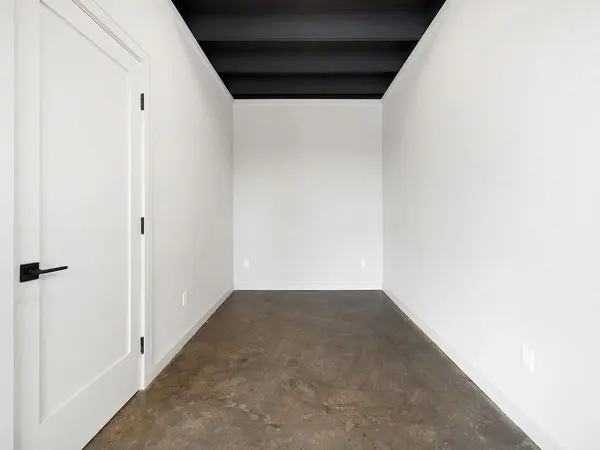 Toronto W06, ON M8W 3C3,155 Thirtieth ST #5