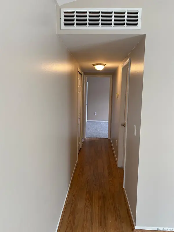 Waterford, MI 48327,7648 WOODVIEW DR