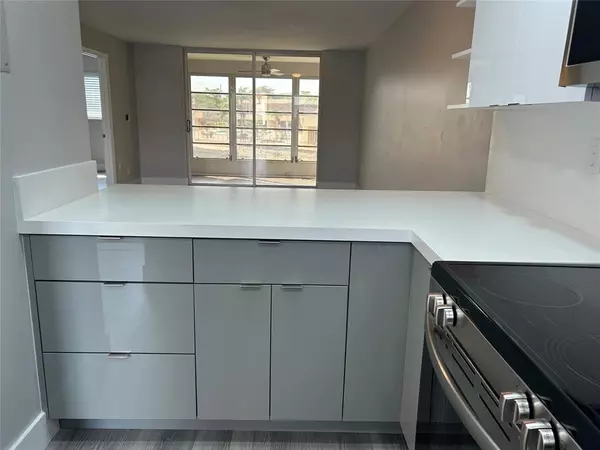 Fort Lauderdale, FL 33322,8080 N Sunrise Lakes Dr #209