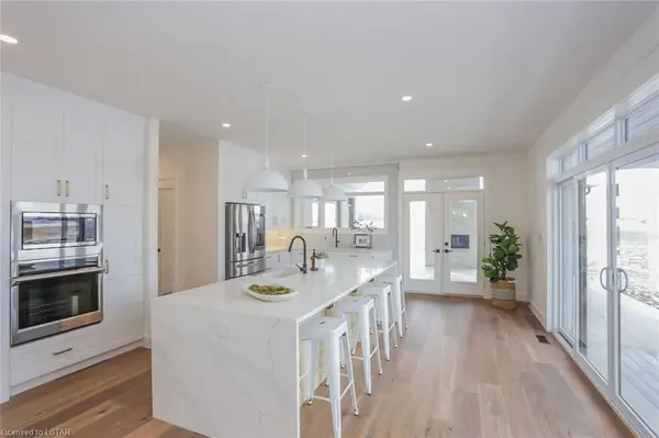 Plympton-wyoming, ON N0N 1E0,3761 Queen ST