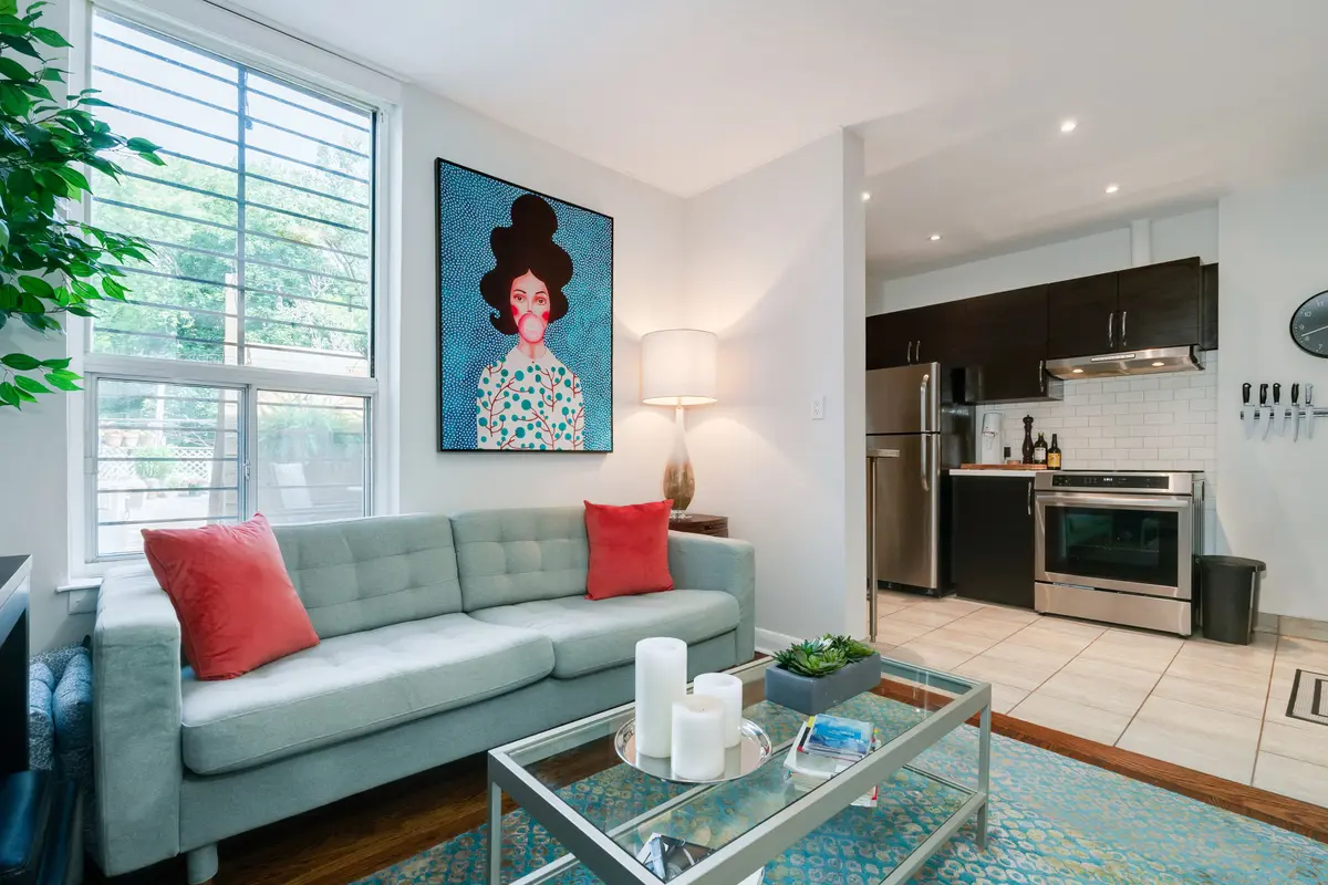 Toronto E01, ON M4M 1J3,894 Queen ST E #201