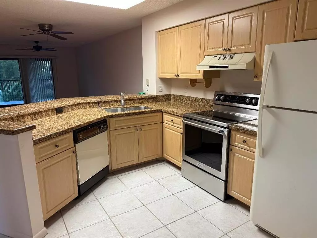 Pompano Beach, FL 33069,2205 S Cypress Bend Dr #307