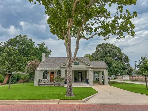 902 W Elm Street, Olney, TX 76374