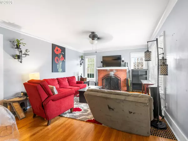 Salem, OR 97301,1564 CENTER ST NE