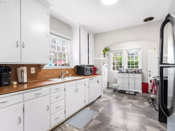 Salem, OR 97301,1564 CENTER ST NE