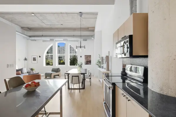 Toronto C01, ON M5V 3J6,637 Lakeshore BLVD W #215