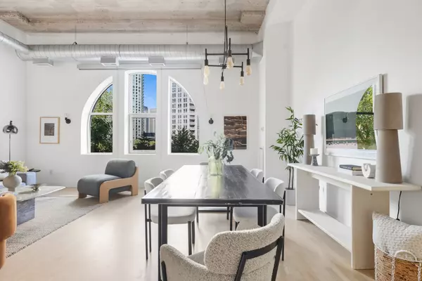 Toronto C01, ON M5V 3J6,637 Lakeshore BLVD W #215