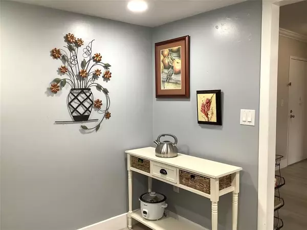 Lauderhill, FL 33319,4174 Inverrary Dr #203