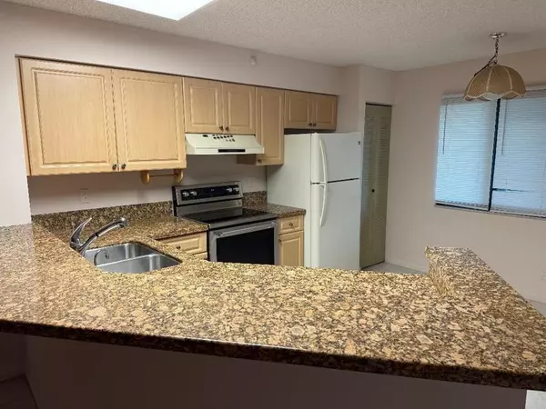 Pompano Beach, FL 33069,2205 S Cypress Bend Dr #307