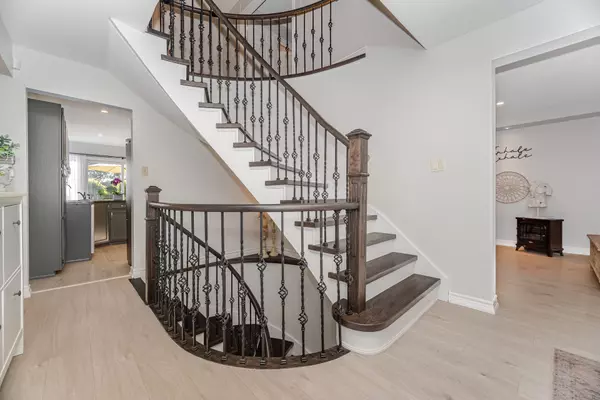 East Gwillimbury, ON L9N 1E7,6 Hollis CRES