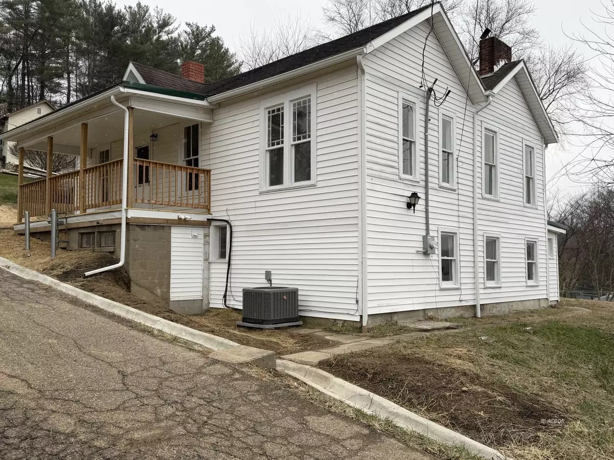 Glouster, OH 45732,24 Cherry St