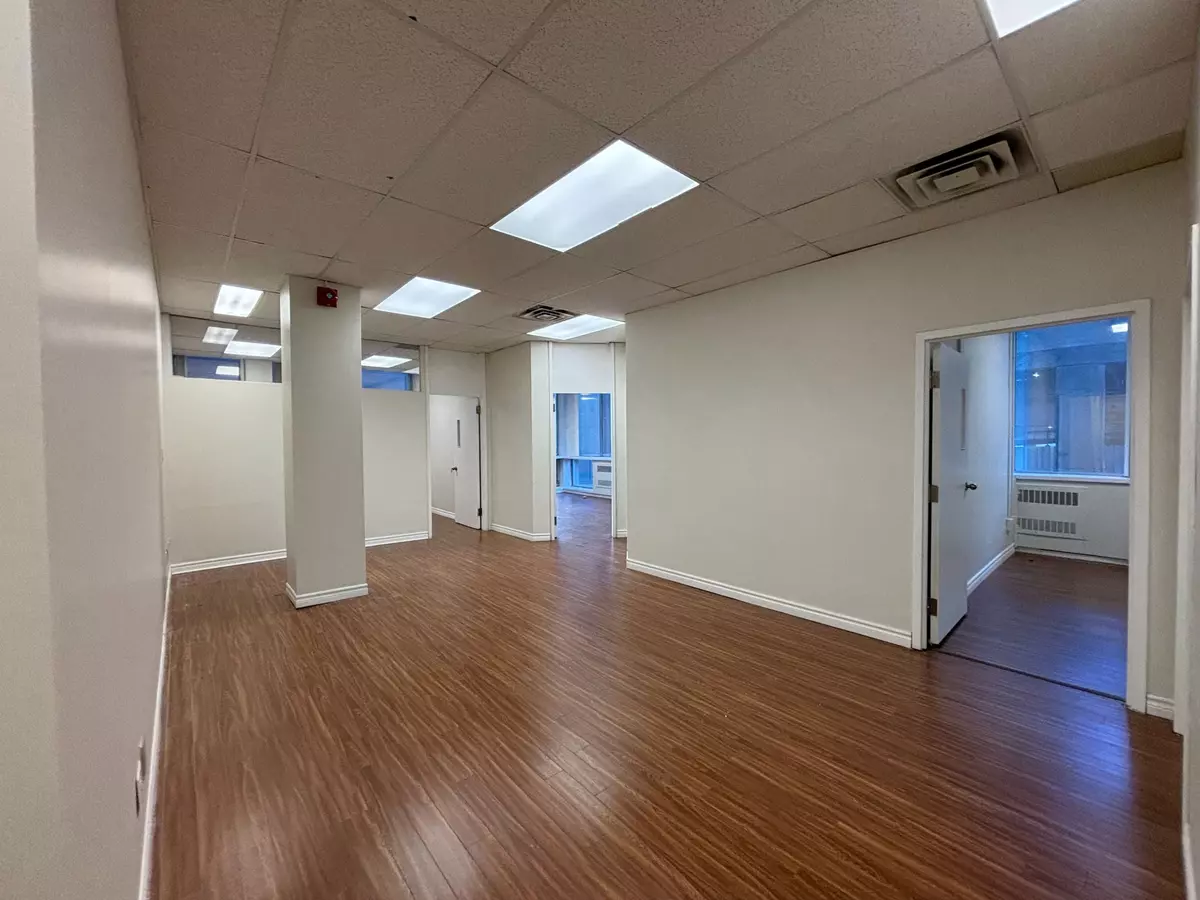 Toronto C10, ON M4P 1G8,55 Eglinton AVE E #305