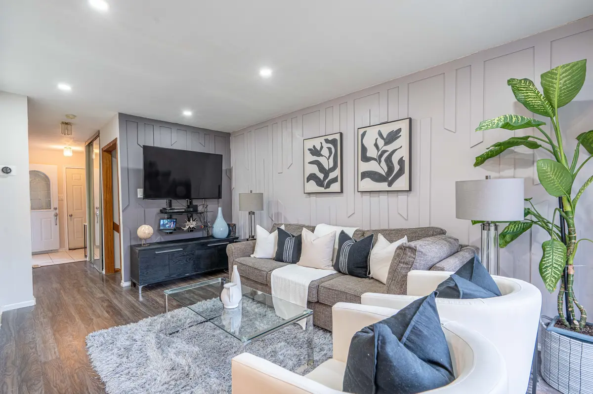 Brampton, ON L6V 2X5,27 Kingswood DR