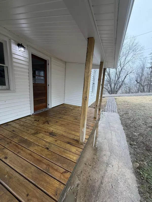 Glouster, OH 45732,24 Cherry St