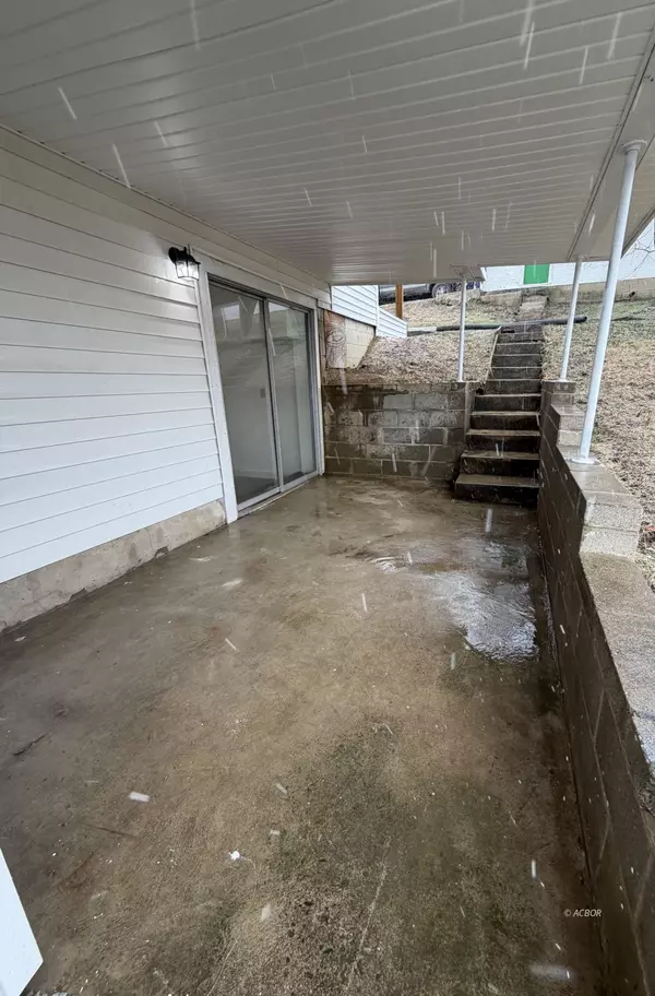 Glouster, OH 45732,24 Cherry St