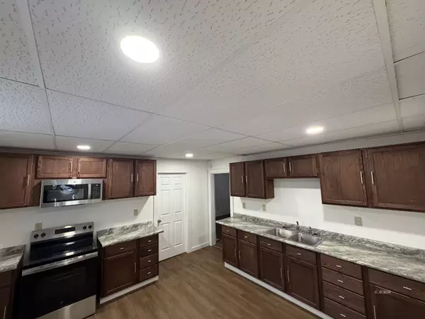 Glouster, OH 45732,24 Cherry St