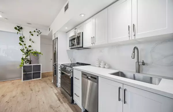 Toronto C01, ON M5V 3Z7,25 Capreol CT #4009