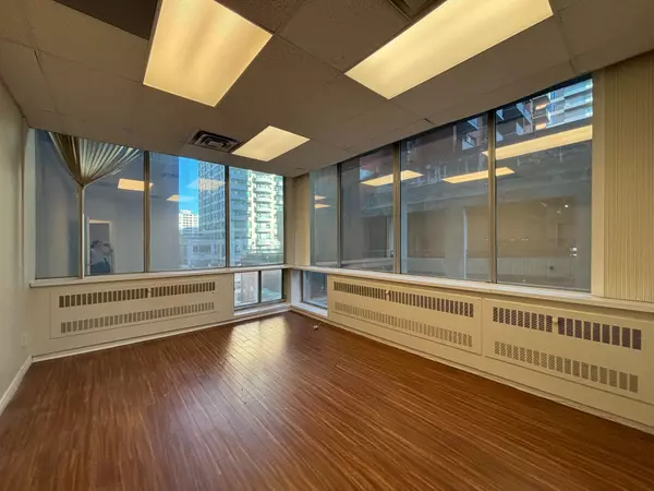 Toronto C10, ON M4P 1G8,55 Eglinton AVE E #305