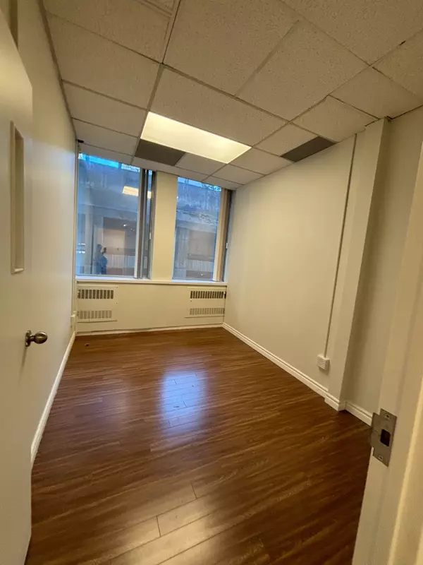 Toronto C10, ON M4P 1G8,55 Eglinton AVE E #305