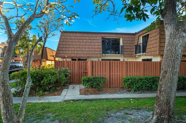 9101 SW 19th Pl #B, Davie, FL 33324