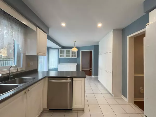 Newmarket, ON L3Y 8H6,493 Blackstock RD